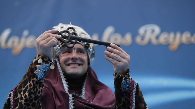 El Heraldo Real llena de ilusión las calles de Huelva anunciando la llegada de los Reyes Magos