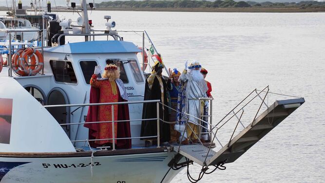 Los Reyes Magos llegan en barco a El Rompido (Cartaya)