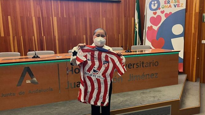 La pequeña Paula con su camiseta del Atlético de Madrid.