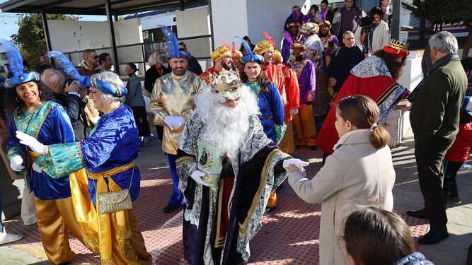 Los Reyes Magos inundan de ilusión las calles de San Juan del Puerto