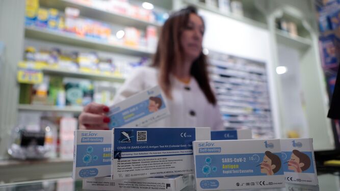 Una farmacia vende test de covid y de gripe.