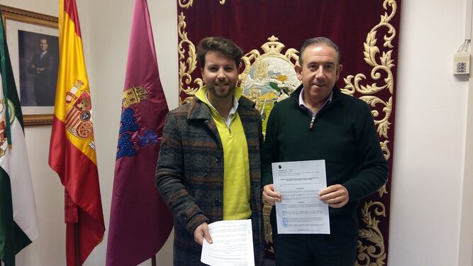 El diseñador junto al alcalde de Aracena firman el convenio.