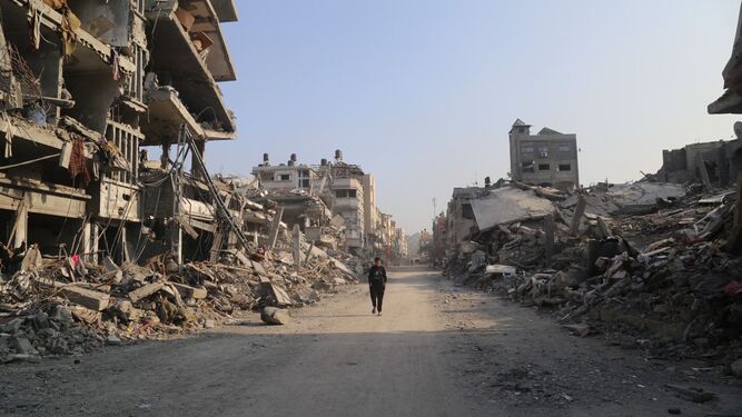 Un hombre camina entre la destrucción en la ciudad de Beit Lahia.