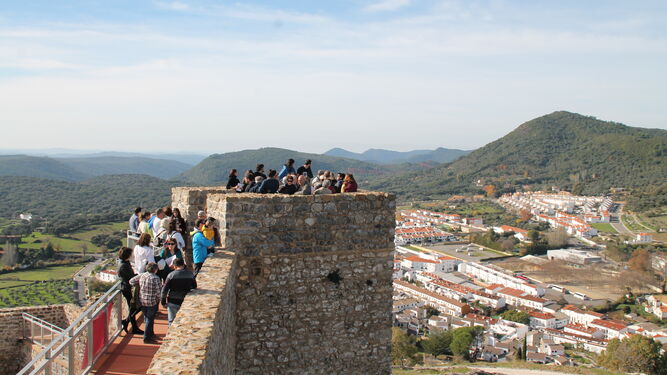 Visitantes en el Castillo de Aracena.