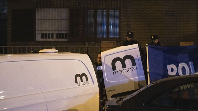 Varios agentes trabajan en la vivienda de Barcelona en la que se localizaron los cuerpos.
