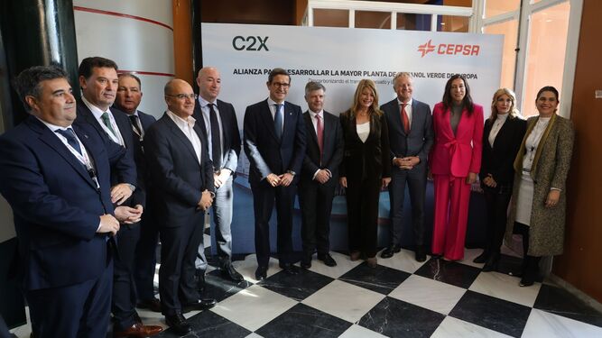 Foto de familia de la presentación de la planta de metanol de Cepsa y C2X en Huelva.