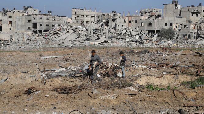 Dos niños buscan entre los restos de viviendas en la ciudad de Gaza.