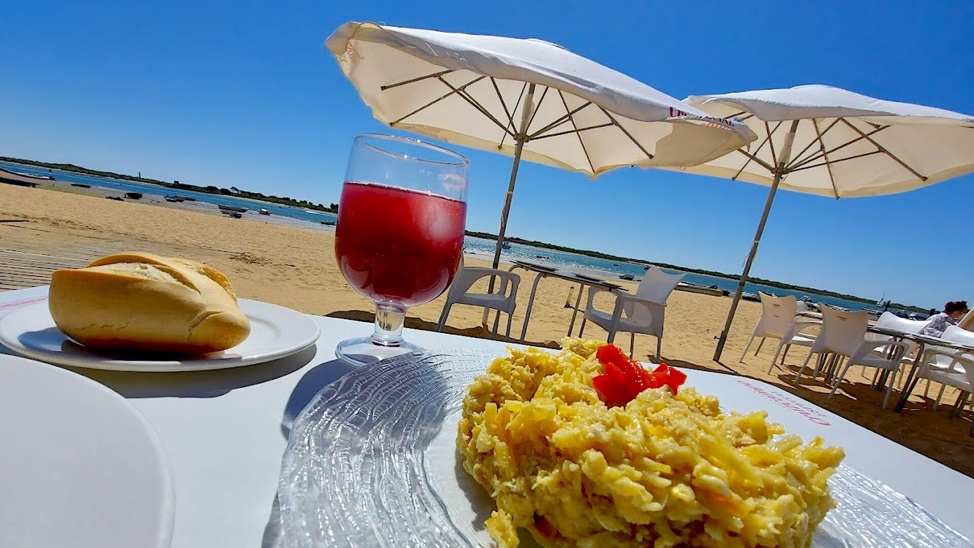 En estos restaurantes comer&aacute;s de lujo frente a la playa m&aacute;s salvaje de Huelva