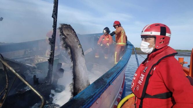 El equipo de salvamento marítimo ante un incendio en un barco.