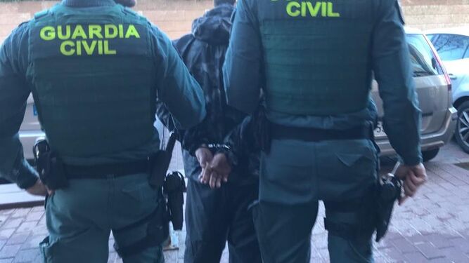 Imagen de archivo de agentes de la Guardia Civil durante una detención