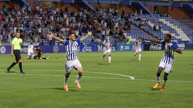 Antonio Domínguez celebra su primer gol con el Recre esta temporada.