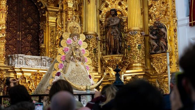 La Virgen del Rocío vuelve al culto público tras su restauración.