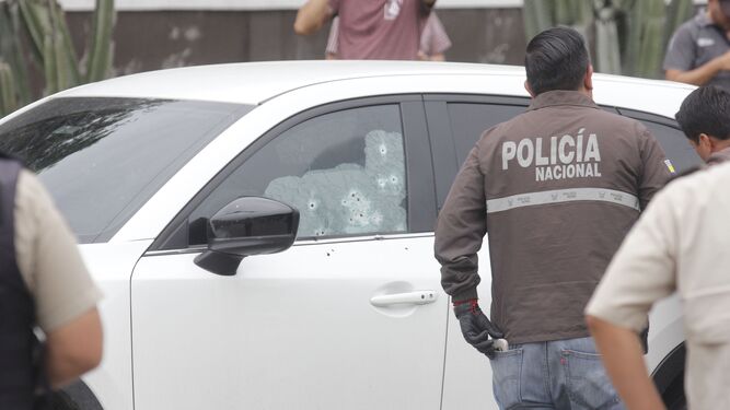 Impactos de balas en el vehículo en el que viajaba el fiscal asesinado en Ecuador
