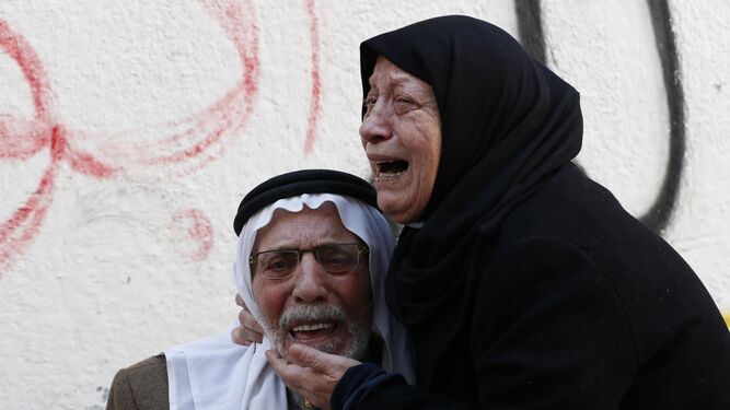 Familiares de un palestino fallecido lloran durante su funeral en Tulkarem, en Cisjordania.