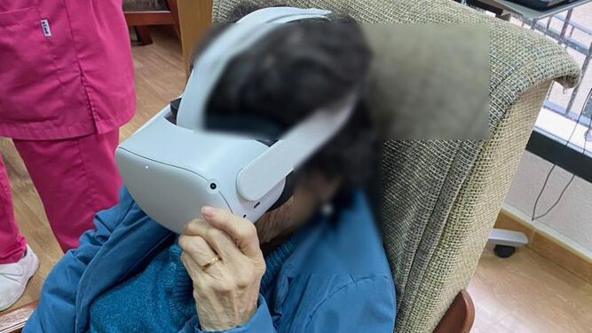Los mayores con alzheimer de El Campillo usan gafas de realidad virtual para hacer terapia