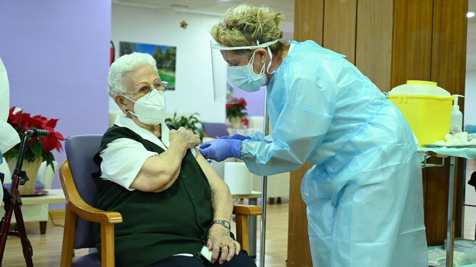 Araceli Rosario, granadina de 96 años residente en Guadalajara, recibió la primera vacuna contra el Covid-19.