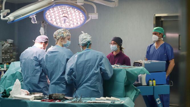 Un equipo médico realiza una intervención en el Hospital Infanta Elena de Huelva.