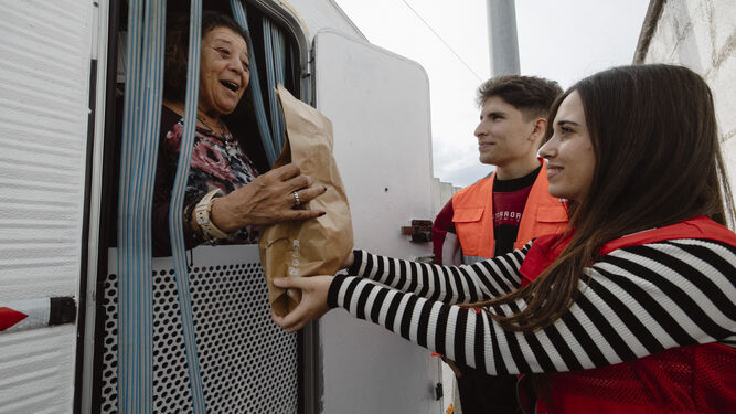 Voluntarios de Cruz Roja, entregando regalos a personas sin hogar, en una imagen de las pasadas navidades.