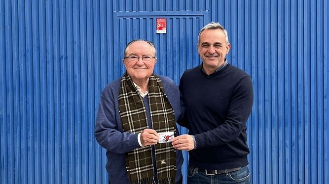 El responsable de Fundación Cepsa en Huelva, Narciso Rojas, entrega el bono al presidente del Banco de Alimentos, Juan Manuel Díaz Cabrera
