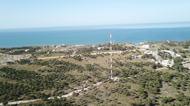 La torre de 100 metros en el Centro de Experimentación de El Arenosillo.
