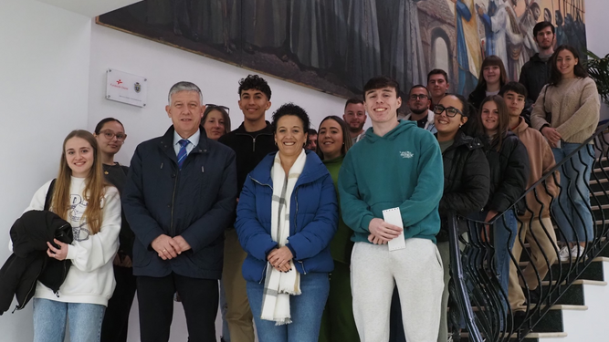 El alcalde de Palos con la concejal y los jóvenes beneficiados con las ayudas