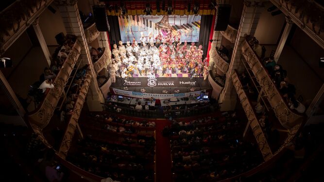 Agrupación en el escenario del Gran Teatro.