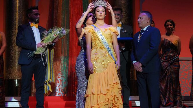Momento en que Sofía Márquez es coronada como Reina Juvenil del Carnaval de Isla Cristina 2024