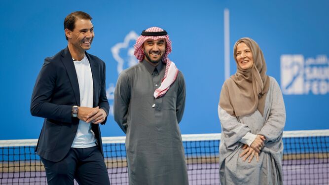 De izquierda a derecha: Rafa Nadal ; el ministro de Deportes, el Príncipe Abdulaziz bin Turki Al Saud; y la presidenta de la Federación de Tenis de Arabia  Saudí, Arij Mutabagani.