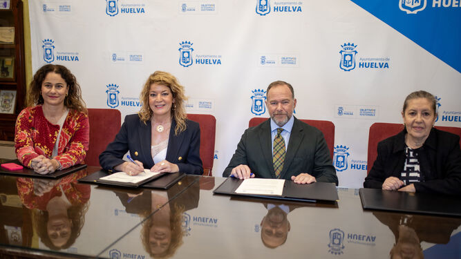 Firma del acuerdo entre el Ayuntamiento de Huelva y la FOE.