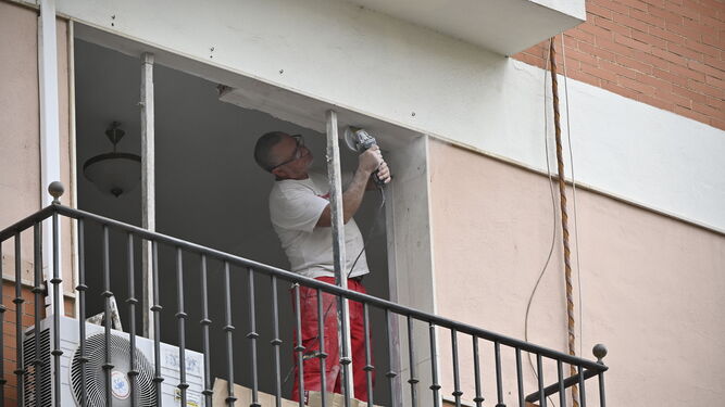 Un trabajador en un bloque de viviendas en Huelva.