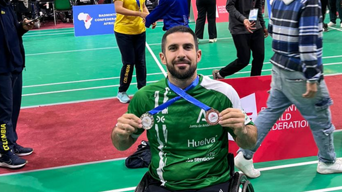 Paco Motero posa con sus medallas obtenidas.
