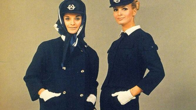 Dos azafatas como el modelo de invierno diseñador por Balenciaga para Air France a finales de los años 60