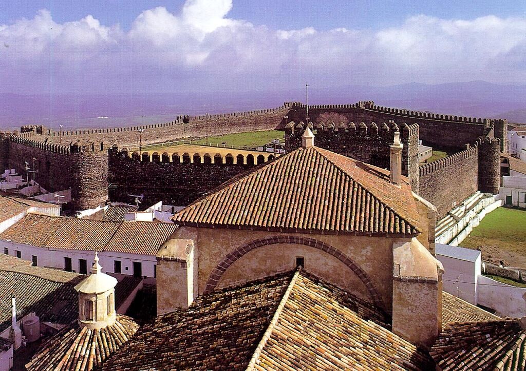 La plaza de toros m&aacute;s curiosa de Espa&ntilde;a se encuentra junto al bello castillo de este pueblo de Huelva