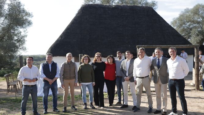 Los alcaldes de las doce localidades del entorno de Doñana tras firmar en LaPuebla del Río su propuesta.