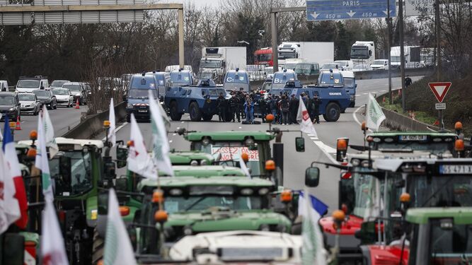 Enfrentamiento entre policía y agricultores en Francia.