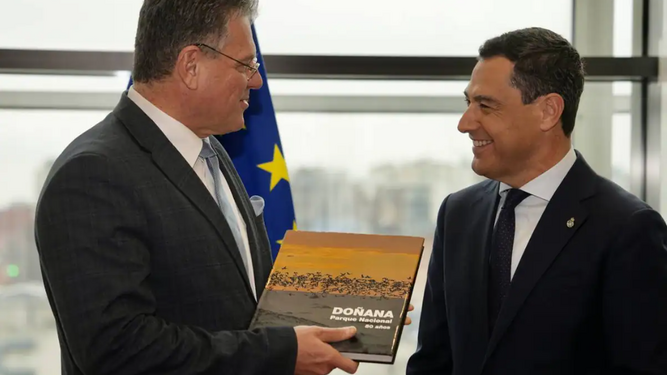 Moreno entrega un libro sobre Doñana al vicepresidente de la Comisión.
