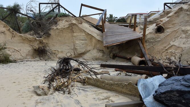 Estado de la playa de El Portil tras el temporal.