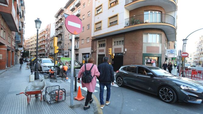 Coches y peatones circulan en el nuevo sentido en la calle Vázquez Limón