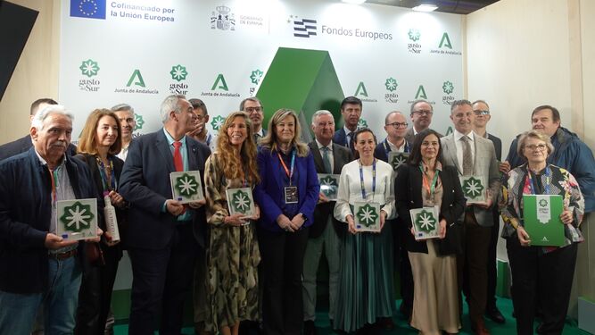La directora general de Industrias, Innovación y Cadena Agroalimentaria, Cristina del Toro, posa con los representantes de las catorce nuevas empresas de Gusto del Sur.