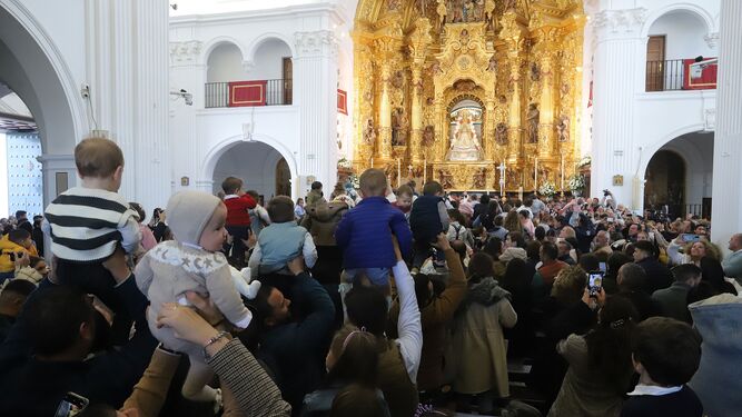 Presentación de niños ante la Virgen en la Candelaria del año pasado.