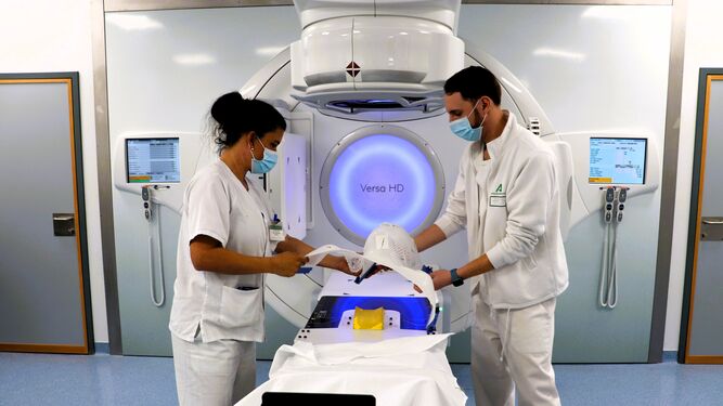 Preparación del sistema de inmovilización dentro del acelerador en el hospital Juan Ramón Jiménez.