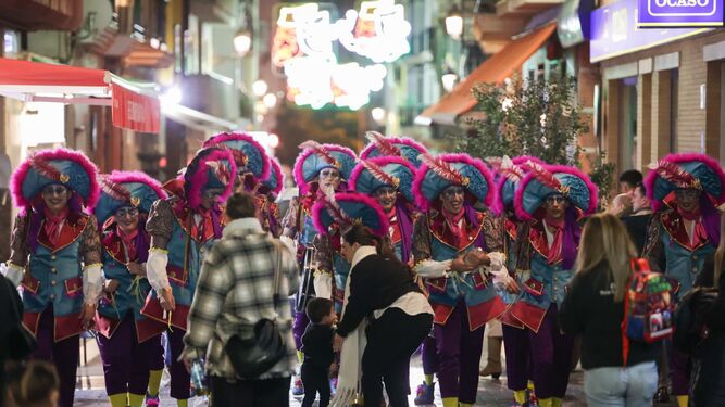 Las calles onubenses se tiñen de Carnaval en la cuarta jornada de Concurso.