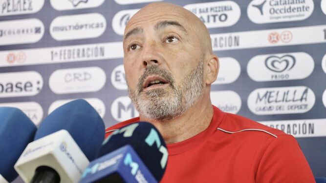 Juan Sabas, entrenador de la UD Melilla, en rueda de prensa.