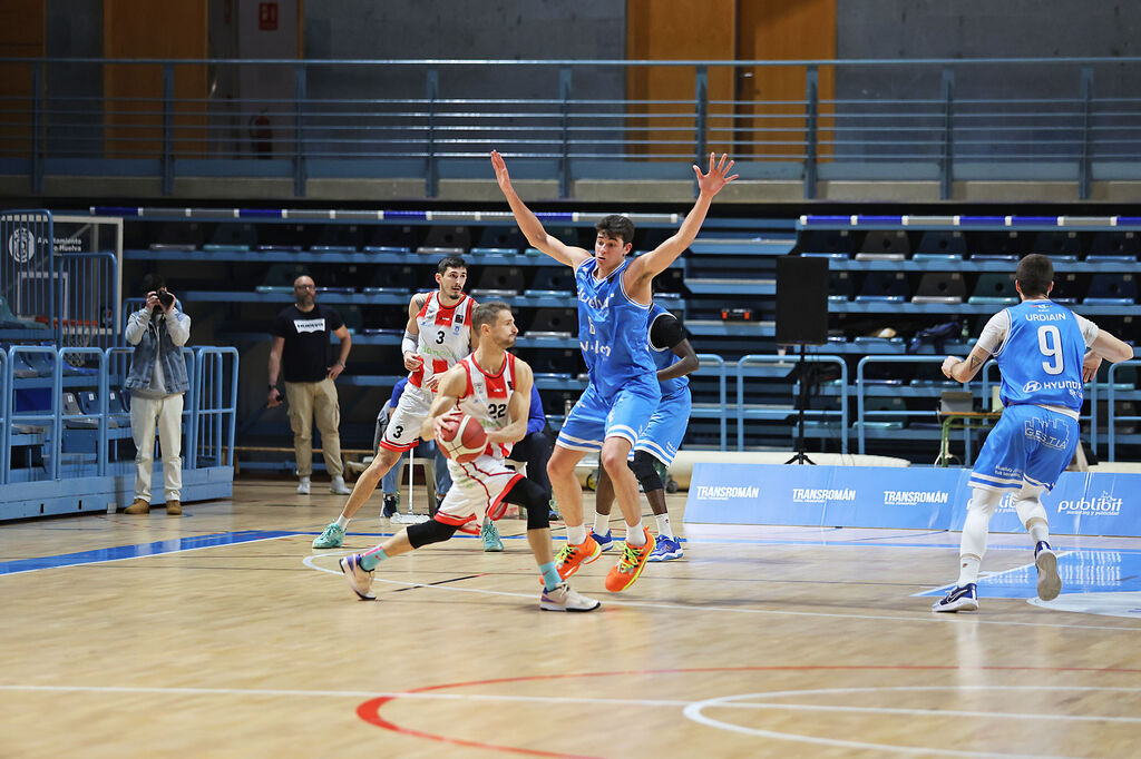Im&aacute;genes del encuentro de baloncesto entre el Ciudad de Huelva y el Damex UDEA Algeciras