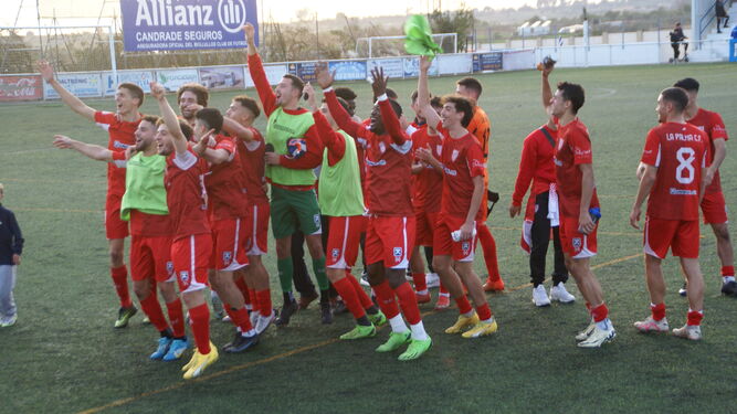 Los jugadores de La Palma celebran su victoria en el derbi condal con el Bollullos.