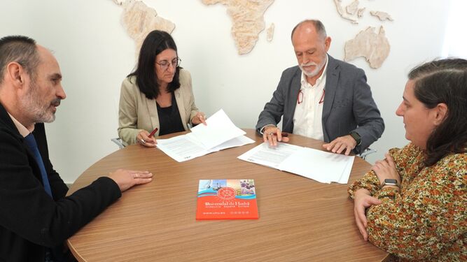 La firma de la rectora de la UHU, María Antonia Peña Guerrero y el presidente de Aiqbe de Huelva, José Luis Menéndez López.