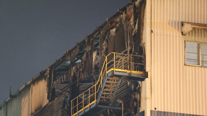 Estado de la nave afectada por el fuego esta noche en Atlantic Copper.