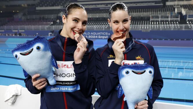 Alisa Ozhogina e Iris Tió posan con su medalla de bronce en Doha.