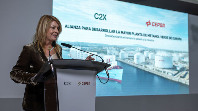 La alcaldesa de Huelva, Pilar Miranda, durante la presentación del proyecto de metanol verde de Cepsa y Maersk.