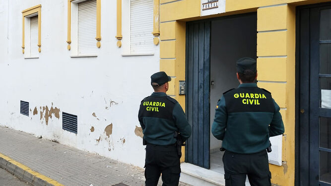 Agentes de la Guardia Civil en la puerta del inmueble desalojado